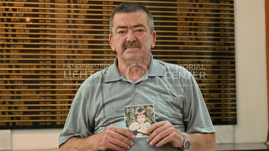 БАЊАЛУКА, 3. НОВЕМБРА /СРНА/ - Миодраг Батиница свједочио је за Меморијални центар Републике Српске о страдању свог четрнаестогодишњег сина Ненада, који је погинуо 7. септембра 1992. године током гранатирања Мркоњић Града.