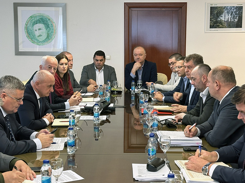 БАЊАЛУКА, 3. НОВЕМБРА /СРНА/ - Министар енергетике и рударства Републике Српске Петар Ђокић састао се у Бањалуци са представницима "Електропривреде Републике Српске" /ЕРС/ и Рудника и Термоелектране /РиТЕ/ "Угљевик".