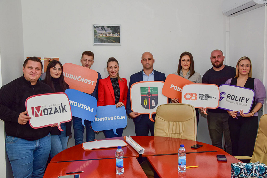 СТАНАРИ, 3. НОВЕМБРА /СРНА/ - У Станарима су данас потписани уговори за реализацију три пројекта неформалних група младих укупне вриједности 9.750 КМ, а који су подржани у оквиру пројекта Омладинске банке.