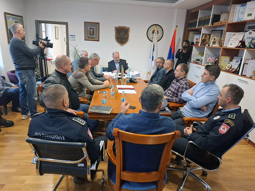 ВИШЕГРАД, 3. НОВЕМБРА /СРНА/ - На данашњем састанку Форума за безбједност у Вишеграду закључено је да ће у наредних десетак дана бити спроведене појачане контроле на подручју општине у сарадњи са комуналном полицијом ради смањења броја паса луталица и осигурања веће безбједности грађана.