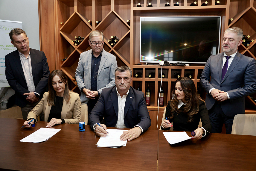 СОКОЛАЦ, 3. НОВЕМБРА /СРНА/ - Начелници општина Пале, Хан Пијесак, Власеница и Соколац потписали су споразум са директорима домова здравља и центрима за социјлни рад о даљој реализацији и подршци пројекту за унапређење услуга сестринства у заједници.