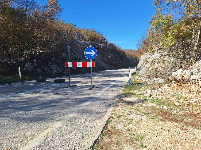 БИЛЕЋА, 3. НОВЕМБРА /СРНА/ - У току је санација косине, односно усјека у мјесту Жудојевићи на магистралном путу Билећа-Tребиње, у дужини од око 300 метара, речено је Срни у предузећу "Херцеговина путеви".