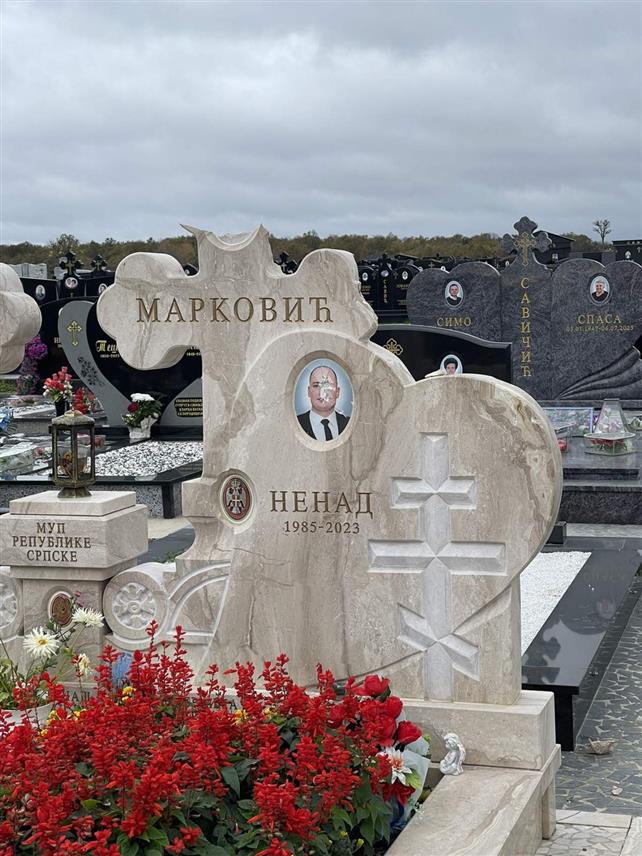 БИЈЕЉИНА, 3. НОВЕМБРА /СРНА/ - На Новом градском гробљу у Бијељини уништен је споменик инспектору Ненаду Марковићу, који је 2023. године убијен на дужности.