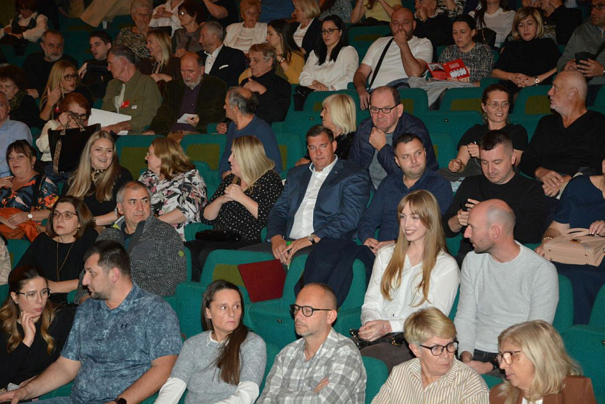 ПРИЈЕДОР, 3. НОВЕМБРА /СРНА/ - У Позоришту Приједор вечерас је отворен 18. Међународни фестивал позоришта "Златна вила", који се ове године одржава под мотом "Више од игре".