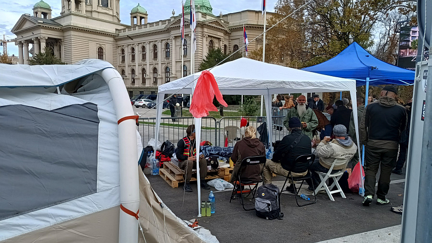 БЕОГРАД, 3. НОВЕМБРА /СРНА/ - На платоу испред Дома Народне скупштине Србије у Београду јутрос је мирно, а нормализован је саобраћај у Таковској и улици Кнеза Милоша.