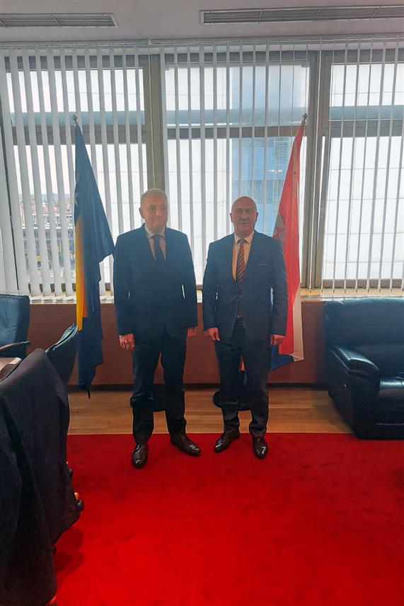 САРАЈЕВО, 4. НОВЕМБРА /СРНА/ - Замјеник министра безбједности у Савјету министара Ивица Бошњак и амбасадор Хрватске у БиХ Иван Саболић разговарали су данас у Сарајеву о о припремама за почетак преговора о склапању новог билатералног споразума о граничним прелазима између БиХ и Хрватске.	
