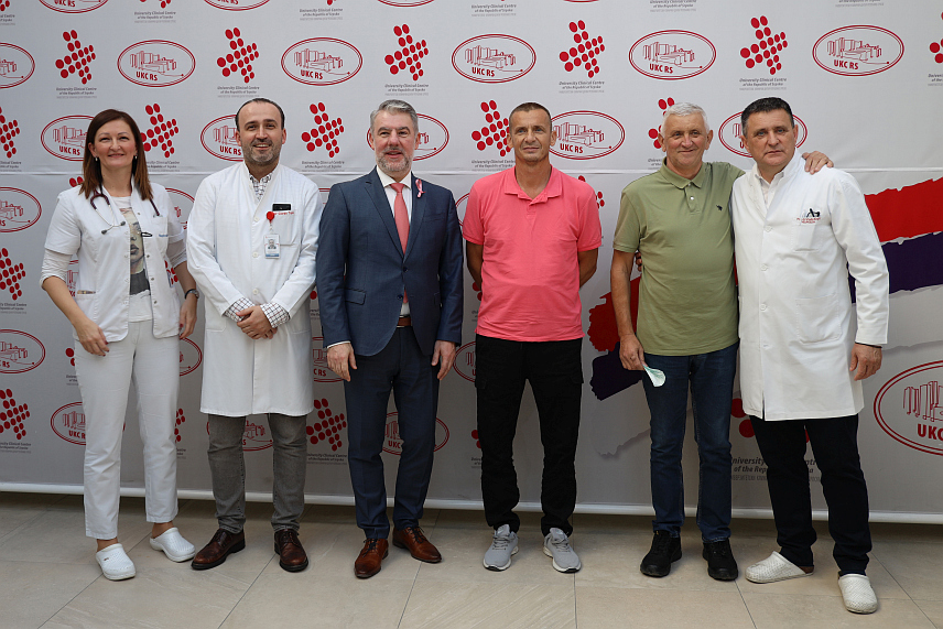 БАЊАЛУКА, 4. НОВЕМБРА /СРНА/ - Двоје пацијената којима су трансплантирани бубрези од истог донора у Минску, опорављају се планираном динамиком, стабилни су, добрих бубрежних параметара и даље ће бити контролисани у Универзитетском клиничком центру /УКЦ/ Републике Српске.