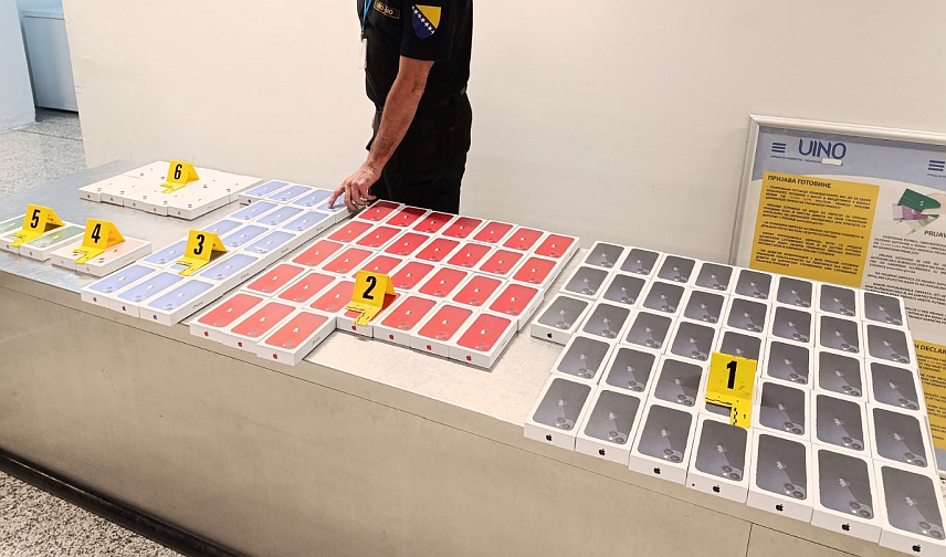 БАЊАЛУКА, 4. НОВЕМБРА /СРНА/ - Службеници Управе за индиректно опорезивање БиХ /УИО/ спријечили су покушај кријумчарења 123 мобилна телефона "ајфон" на Аеродрому Сарајево чија се вриједност процјењује на 200.000 КМ.