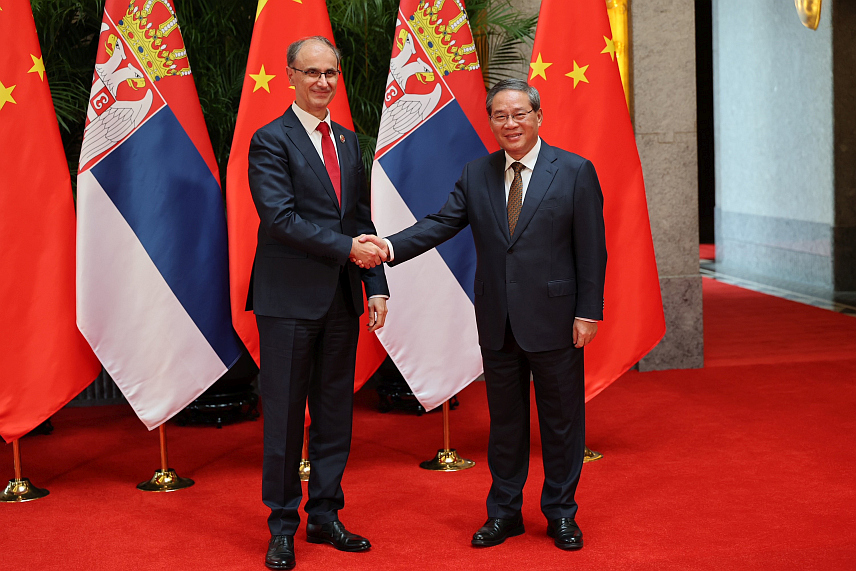 БЕОГРАД/ШАНГАЈ, 4. НОВЕМБРА /СРНА/ - Премијер Србије Ђуро Мацут састао се у Шангају са премијером Кине Ли Ћангом.