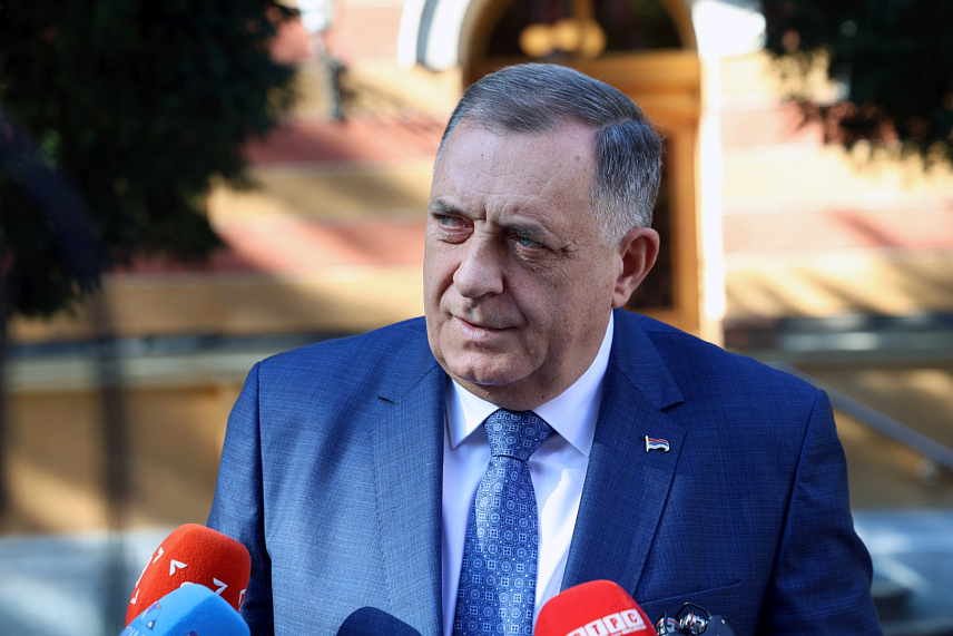 БАЊАЛУКА, 4. НОВЕМБРА /СРНА/ - Предсједник Милорад Додик рекао је да је Његовом високопреосвештенству митрополиту бањалучком Јефрему пренио, између осталог, да је Република Српска стабилна и сигурна, те да неће успјети различити покушаји њеног завађања са Србијом./фото: Борислав Здриња/	
