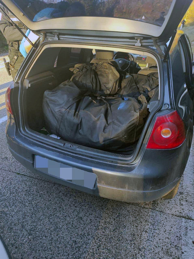 ТРЕБИЊЕ, 4. НОВЕМБРА /СРНА/ - Припадници Управе за организовани и тешки криминалитет МУП-а Републике Српске у сарадњи са службеницима Полицијске управе Требиње ухапсили су четири лица код којих је пронађена већа количина сканка.