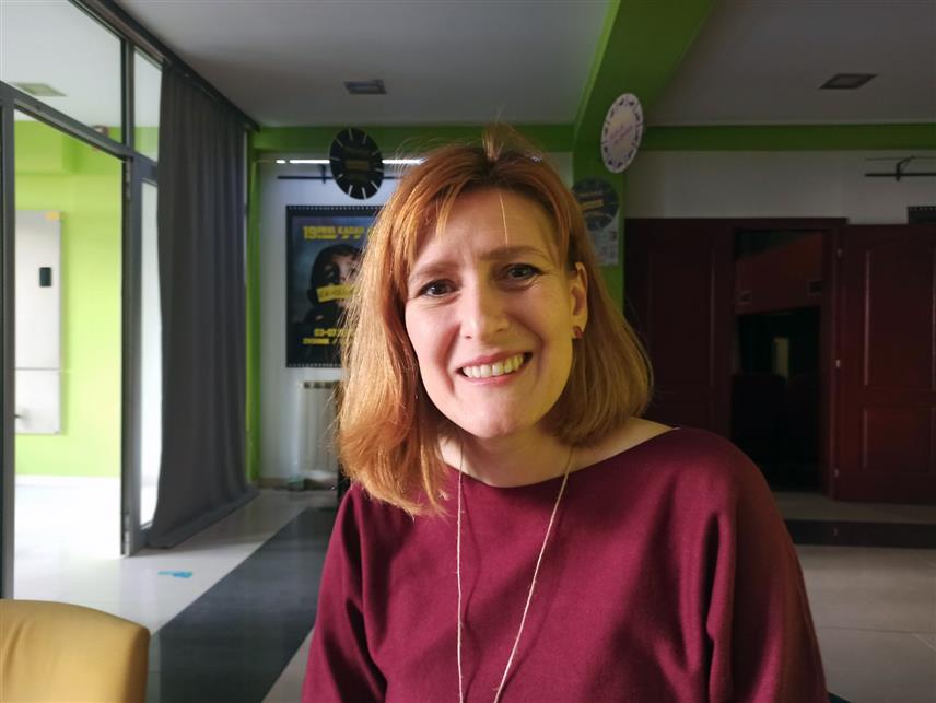 ЗВОРНИК, 4. НОВЕМБРА /СРНА/ - Међународни филмски фестивал "Први кадар" настављен је данас у Звронику филмском радионицом "Иза кадра" чији је предавач београдски редитељ Јелена Раденовић, као и предавањима Ендруа Нортона и Луке Папића, чланова жирија овогодишњег Фестивала.