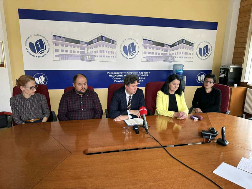 ФОЧА, 4.НОВЕМБРА /СРНА/ - Студенткиња из Индије, након операције слијепог цријева и антибиотске терапије у Универзитетској болници, излијечена је од трбушног тифуса и отпуштена је на кућно лијечење, саопштено је данас на конференцији за новинаре на Медицинском факултету у Фочи.