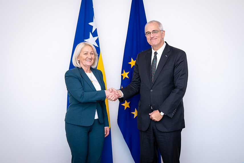 САРАЈЕВО, 4. НОВЕМБРА /СРНА/ - Предсједавајућа Савјета министара Борјана Кришто данас је на састанку са шефом Мисије ОЕБС-а у БиХ Ричардом Холцаплом, истакла да чланство БиХ у овој организацији, те активно учествовање у њеним активностима доприноси јачању глобалних и регионалних мултилатералних оквира и механизама.