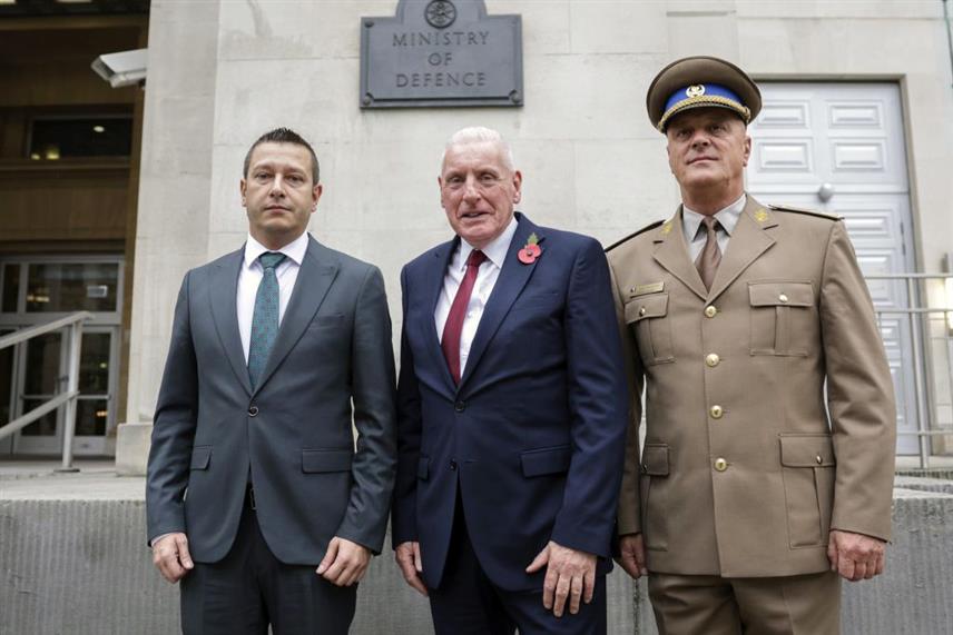 ШРИВЕНЕМ, 5. НОВЕМБРА /СРНА/ - Делегација Министарства одбране и Оружаних снага БиХ, у којој је и замјеник министра одбране Александар Гогановић, током посјете Одбрамбеној академији Велике Британије у Шривенему, разговарала је са домаћинима о сарадњи у областима људске безбједности, обуке и школовања.