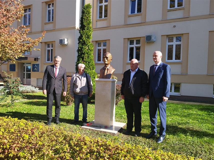 БАЊАЛУКА, 5. НОВЕМБРА /СРНА/ - Министар за научнотехнолошки развој и високо образовање Републике Српске Синиша Каран и ректор Универзитета у Бањалуци Радослав Гајанин открили су данас бисту првом ректору Универзитета Драгомиру Малићу.
