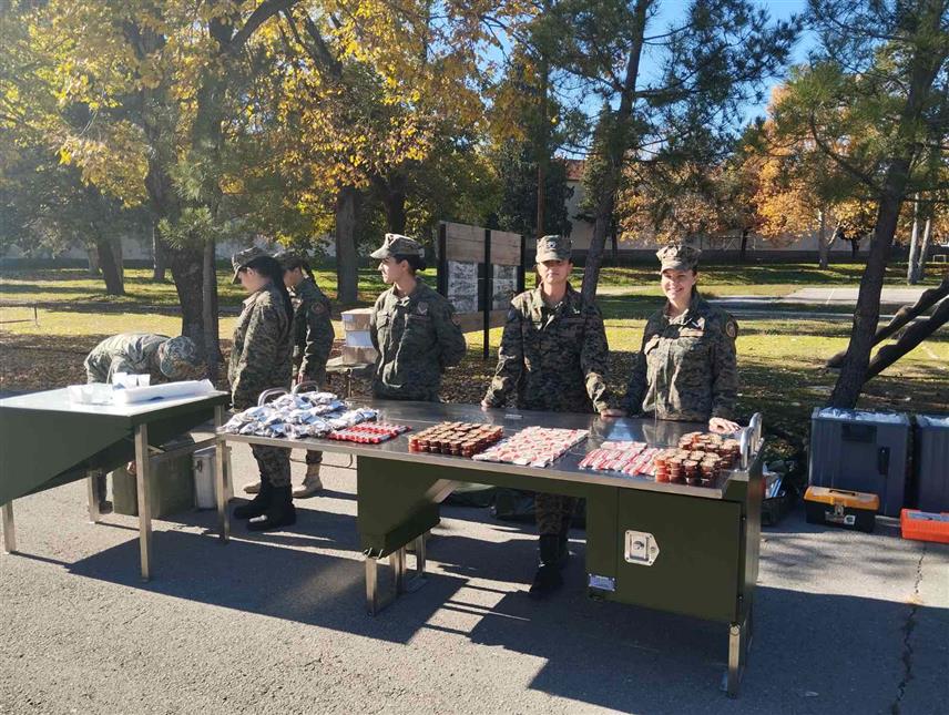 БИЛЕЋА, 5. НОВЕМБРА /СРНА/ - Око 70 ученика Средњошколског центра "Голуб Куреш" из Билеће посјетили су данас касарну "Билећки борци" гдје су се упознали о раду и активностима војника у касарни.