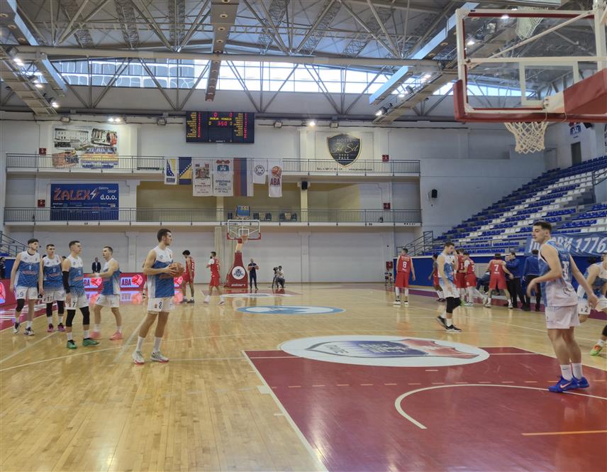 ПАЛЕ, 5. НОВЕМБРА /СРНА/ - На Палама је почео меч домаћег Кошаркашог клуба /КК/ "Јахорина" против екипе "Подгорице" у оквиру регионалне АБА два лиге.