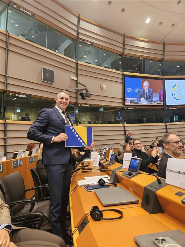 САРАЈЕВО, 5. НОВЕМБРА /СРНА/ - ЕУ се мора много више ангажовати са земљама кандидатима како би их ефикасно интегрисала у јединствено тржиште, те примијенити прагматичан и убрзан приступ у партнерствима с трећим земљама, изјавио је у Бриселу потпредсједник Спољнотрговинске коморе БиХ Вјекослав Вуковић.