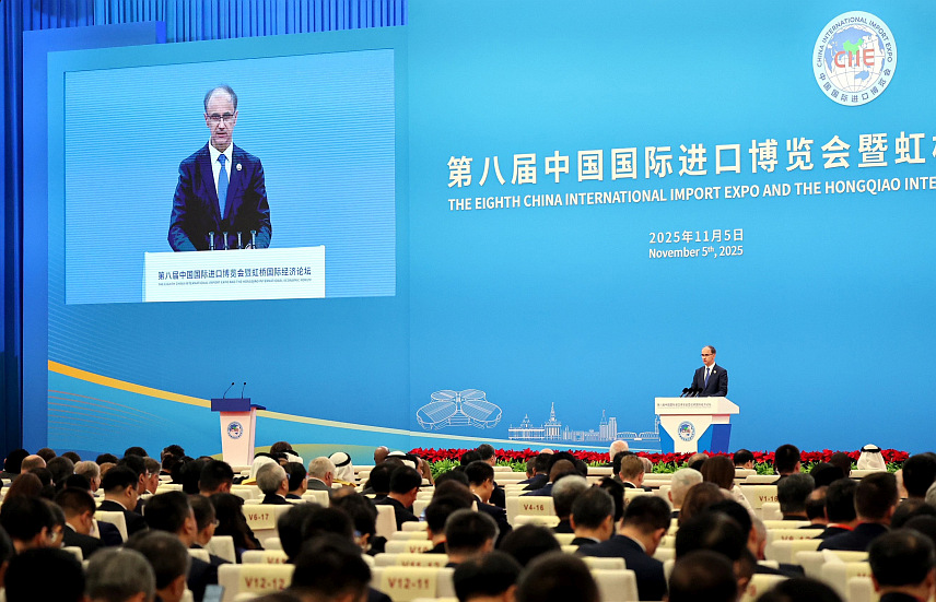 ШАНГАЈ, 5. НОВЕМБРА /СРНА/ - Премијер Србије Ђуро Мацут у обраћању присутнима на свечаном отварању осмог Кинеског међународног сајма увоза у Шангају.