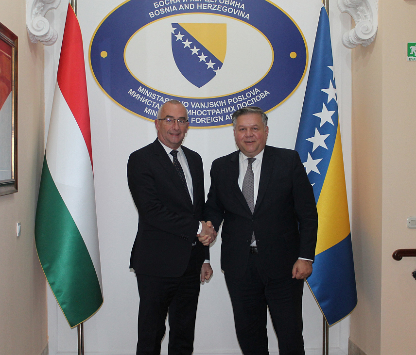 САРАЈЕВО, 5. НОВЕМБРА /СРНА/ - Замјеник министра иностраних послова у Савјету министара Јосип Бркић одржао састанак са државним секретаром за сигурносну политику и енергетску сигурност Министарства иностраних послова и спољне трговине Мађарске Петером Старајом.