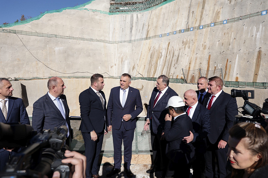 БЕРКОВИЋИ, 6. НОВЕМБРА /СРНА/ - Званичници Републике Српске обишли су доводни тунел Хидроелектране /ХЕ/ "Дабар" који је недавно пробијен.