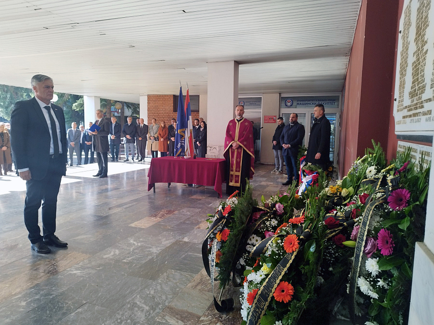 БАЊАЛУКА, 6. НОВЕМБРА /СРНА/ - Министар за научнотехнолошки развој и високо образовање Републике Српске Синиша Каран положио је у Бањалуци вијенац код спомен-плоче погинулим студентима и радницима Универзитета у Одбрамбено-отаџбинском рату.