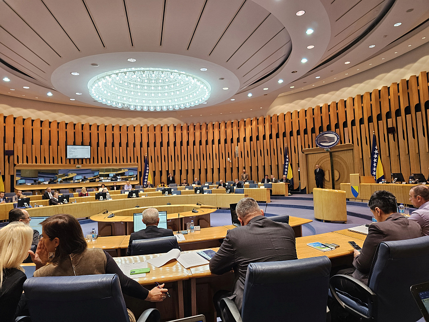 САРАЈЕВО, 6. НОВЕМБРА /СРНА/ - Због непостојања кворума, одмах по отварању редовне сједнице Дома народа Парламентарне скупштине БиХ дата је пауза како би се покушао обезбиједити довољан број делегата за наставак.