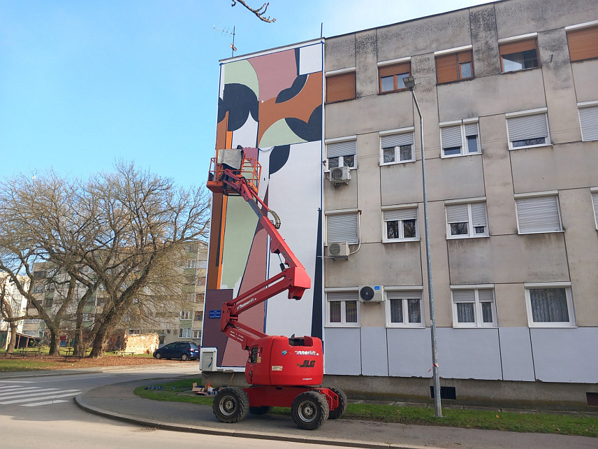 ПРИЈЕДОР, 6. НОВЕМБРА /СРНА/ - У Приједору је почело осликавање 12. мурала у оквиру међународног пројекта "Приједор град мурала" који реализује приједорско Удружење ликовних умјетника уз подршку Градске управе и италијанске општине Лавис.