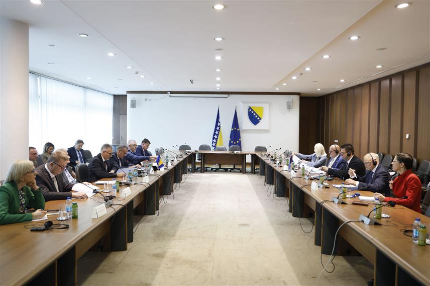 САРАЈЕВО, 6. НОВЕМБРА /СРНА/ - Чланови Заједничког колегијума оба дома Парламентарне скупштине БиХ упознали су данас у Сарајеву делегацију Одбора за уставна питања Европског парламента /АФКО/ о различитим виђењима актуелне политичке ситуације у БиХ.