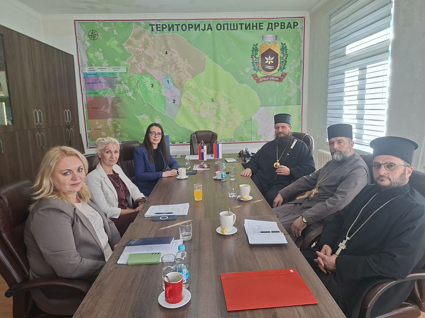 ДРВАР, 6. НОВЕМБРА /СРНА/ – Његово преосвештенство епископ бихаћко-петровачки Сергије боравио је данас у званичној посјети општини Дрвар, а током разговора са начелником општине Душицом Рунић посебан акценат био је на раду и потребама Храма Светог Саве у овој општини, као и на пројекту изградње централног парохијског дома, који ће допринијети јачању духовног и друштвеног живота вјерника.