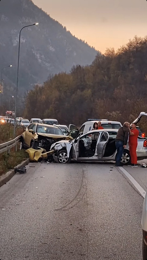 ИСТОЧНО САРАЈЕВО, 6. НОВЕМБРА /СРНА/ - Због саобраћајне несреће у мјесту Чељиговићи, на путном правцу Сарајево-Пале, саобраћај се одвија једном коловозном траком, наизмјеничним пропуштањем возила.