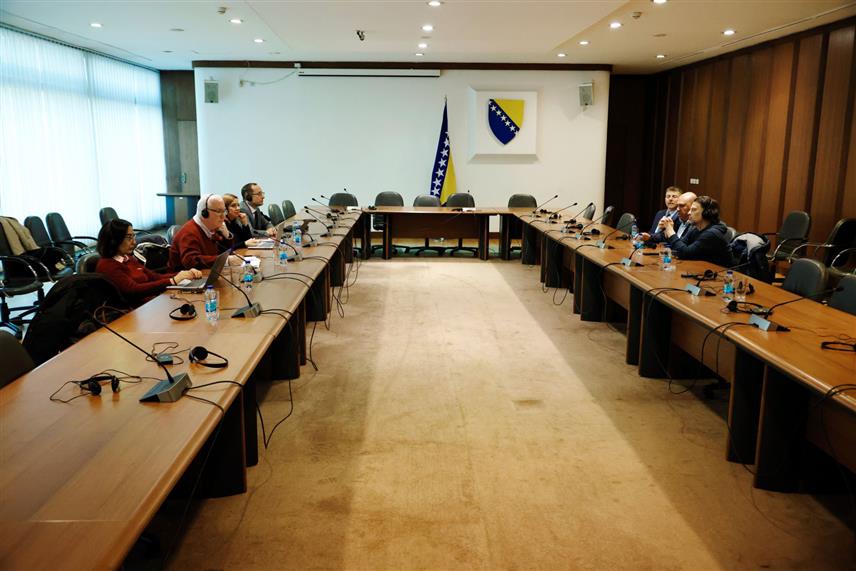 САРАЈЕВО, 6. НОВЕМБРА /СРНА/ - Представници Савјета националних мањина БиХ треба да буду консултовани приликом израде периодичних извјештаја о примјени Европске повеље за регионалне или мањинске језике, упозорено је на састанку чланова Савјета са делегацијом Савјетодавног комитета експерата Европске повеље у Сарајеву.