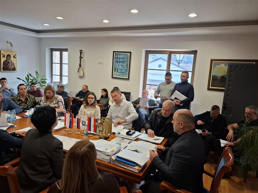 ВИШЕГРАД, 7. НОВЕМБРА /СРНА/ – На састанку представника општинске управе, одборника и просвјетних установа у Вишеграду разговарано је о демографским кретањима, смањеном броју ученика и мјерама за унапређење промоције вишеградске средње школе и задржавање младих у локалној заједници.