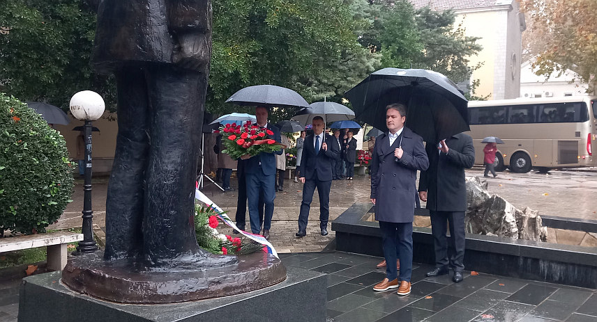 TРЕБИЊЕ, 8. НОВЕМБРА /СРНА/ - Замјеник градоначелника Tребиња Дражен Бошковић и предсједник Скупштине града Здравко Бутулија, министар културе Србије Никола Селаковић и представник Конзуларне канцеларије Србије у Tребињу Мирослав Марковић данас су заједно са књижевницима положили цвијеће код споменика пјесницима Јовану Дучићу и Петру Другом Петровићу Његошу у оквиру манифестације "Дучићеве вечери поезије".
