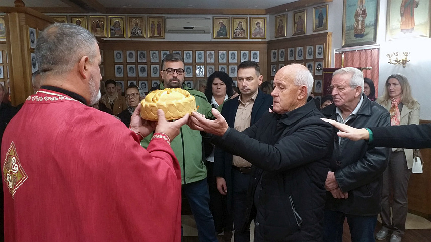 МИЛИЋИ, 8. НОВЕМБРА /СРНА/ - Борачка организација општине Милићи обиљежила је крсну славу – Митровдан. Поводом обиљежавања сломљен је славски колач и служен парастос у спомен-соби посвећеној погинулима у Одбрамбено-отаџбинском рату.	