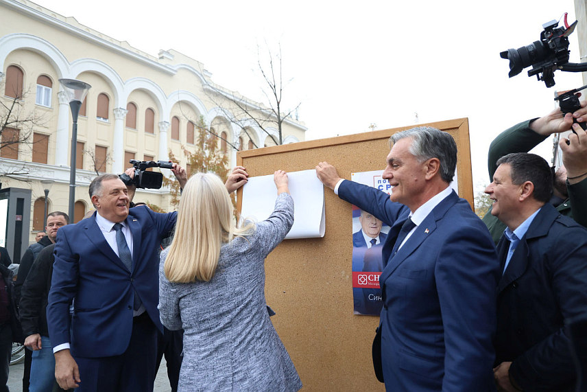 БАЊАЛУКА, 8. НОВЕМБРА /СРНА/ - Кандидат СНСД-а за предсједника Републике Српске Синиша Каран са лидером СНСД-а Милорадом Додиком залијепио је први плакат у предизборној кампањи. /Фото Борислав Здриња/