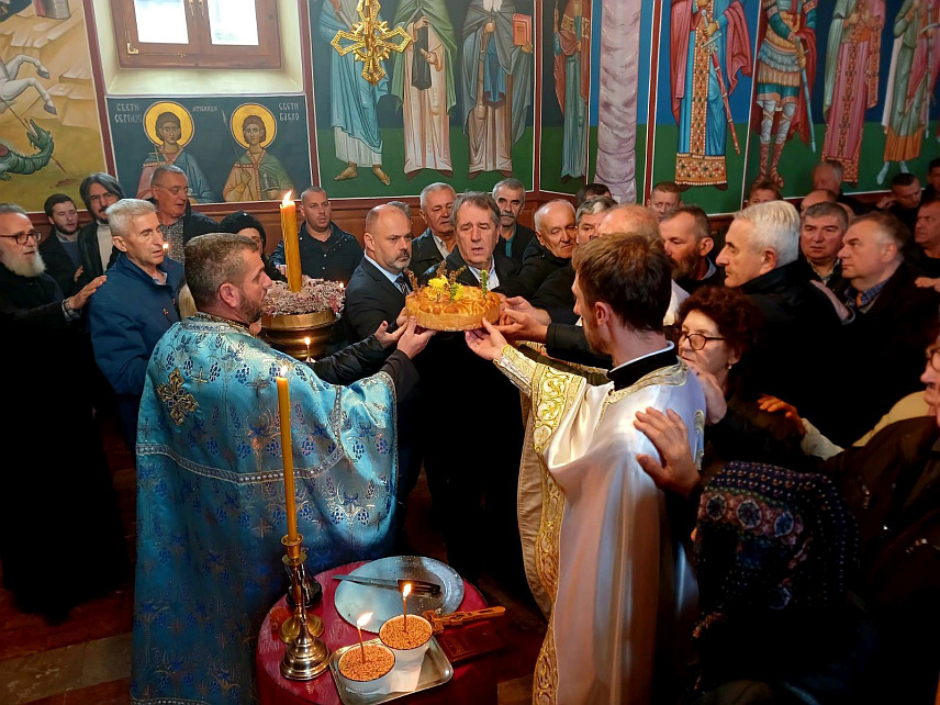 ВИШЕГРАД, 8. НОВЕМБРА /СРНА/ - У Вишеграду је данас поводом Митровдана, крсне славе Борачке организације Републике Српске, служен помен за погинуле и преминуле српске борце, а код централног спомен-обиљежја положени су вијенци.	