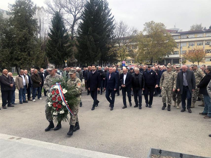 ПРИЈЕДОР, 8. НОВЕМБРА /СРНА/ - У Приједору је данас обиљежен Митровдан, крсна слава Борачке организације Републике Српске. У Цркви Светог пророка Илије на Уријама служен је парастос за погинуле борце, а код Спомен-обиљежја "За крст часни" положен је вијенац.	