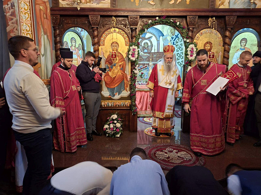 ШАМАЦ, 8. НОВЕМБРА /СРНА/ - Поводом крсне славе општине Шамац, храма и општинске Борачке организације - Митровдана, положени су вијенци на централном споменику на градском тргу за 497 бораца Друге посавске бригаде погинулих у протеклом рату.