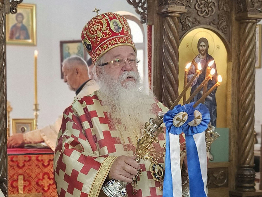КАКАЊ, 9. НОВЕМБРА /СРНА/ - Његово високопреосвештенство митрополит дабробосански Хризостом служи Свету архијерејску литургију поводом 100 година од освештања и завршетка градње Храма Светих апостола Петра и Павла у Какњу.