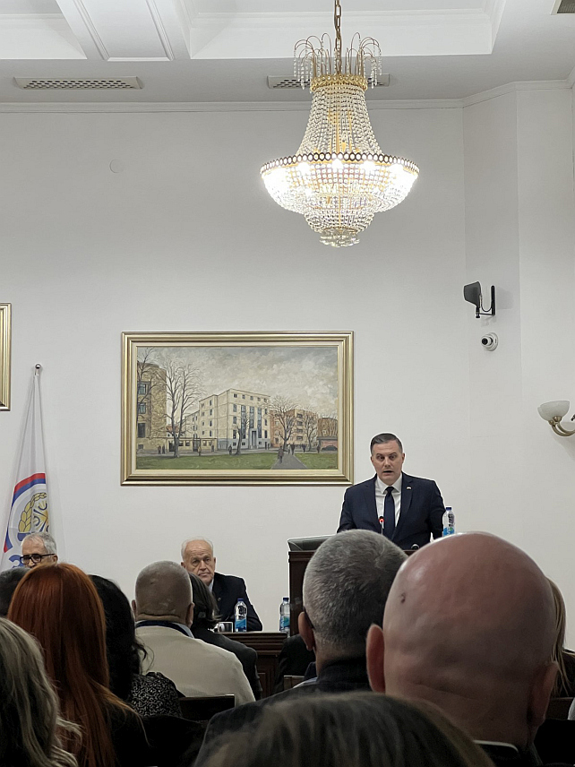 БАЊАЛУКА, 10. ДЕЦЕМБРА /СРНА/ - Министар за просторно уређење, грађевинарство и екологију Републике Српске Бојан Випотник отворио је данас у Бањалуци научни симпозијум "Трговска гора - предложена локација за одлагалиште радиоактивног отпада".