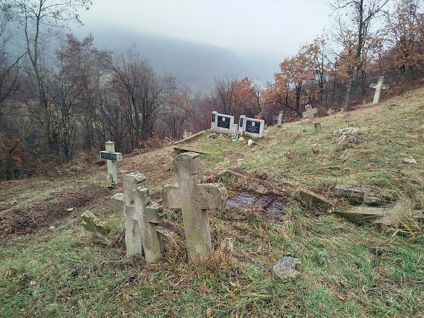КАКАЊ, 12. ДЕЦЕМБРА /СРНА/ - Прва фаза уређења српског православног гробља у Горњим Тичићима код Какња завршена је захвљаујући средствима која су обезбиједили парохијани настањени широм свијета.