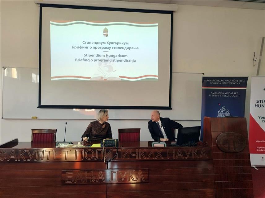 БАЊАЛУКА, 12. ДЕЦЕМБРА /СРНА/ - Студентима Универзитета у Бањалуци данас је представљен програм стипендија из Мађарске "Стипендијум Хунгарикум", а амбасадор ове земље у БиХ Кристијан Поша изјавио је да је ријеч о привлачном пројекту за стране студенте кроз који је прошло око хиљаду младих са Балкана.