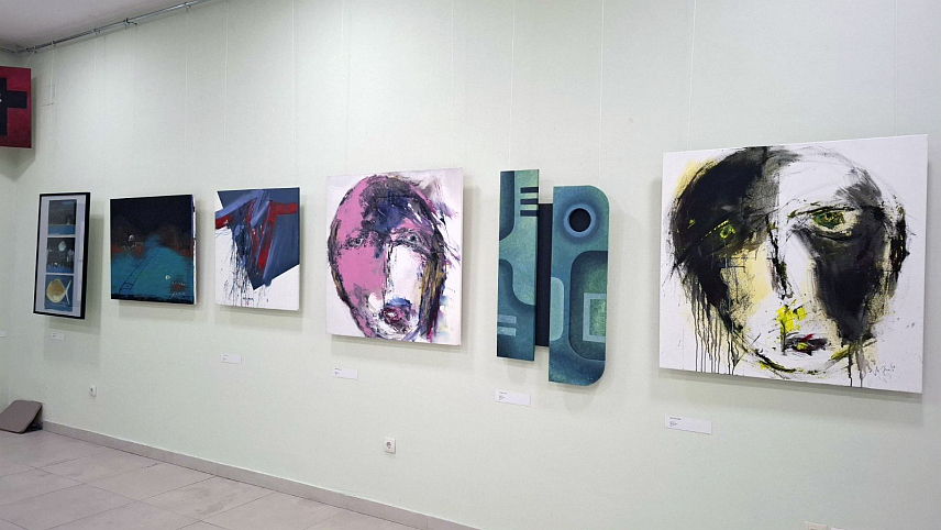 ПРИЈЕДОР, 12. ДЕЦЕМБРА /СРНА/ - Чланови Удружења ликовних умјетника Приједор организовали су вечерас десету јубиларну заједничку изложбу слика и скулптура на којој учествује 27 умјетника.