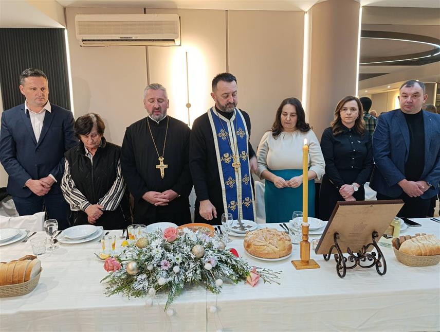 МРКОЊИЋ ГРАД, 13. ДЕЦЕМБРА /СРНА/ - Културно-умјетничко друштво /КУД/ "Петар Први Карађорђевић Мркоњић" прославило је вечерас крсну славу – Светог Андреја Првозваног.