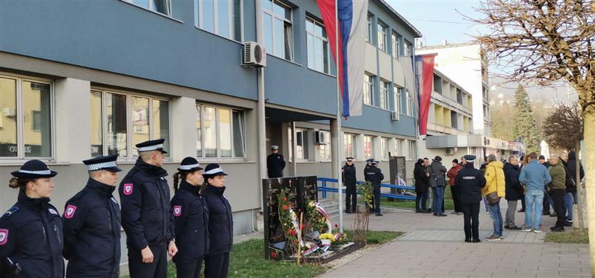 ДОБОЈ, 15. ДЕЦЕМБРА /СРНА/ - Припадници Полицијске управе Добој данас су симболично појачали своје присуство на јавним мјестима у знак сјећања и поштовања према настрадалом начелнику приједорског Сектора криминалистичке полиције Раденку Башићу, поводом изрицања првостепене пресуде за његово убиство.