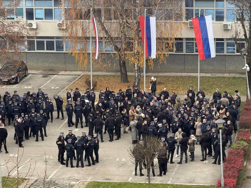 БАЊАЛУКА, 15. ДЕЦЕМБРА /СРНА/ - Припадници Полицијске управе Бањалука с циљем изражавања поштовања према убијеном начелнику Сектора криминалистичке полиције Полицијске управе Приједор Раденка Башића, те указивања на сложеност и ризике полицијског посла, окипили су се испред Полицијске управе, те код Центра за обуку у Залужанима и Полицијске академије.