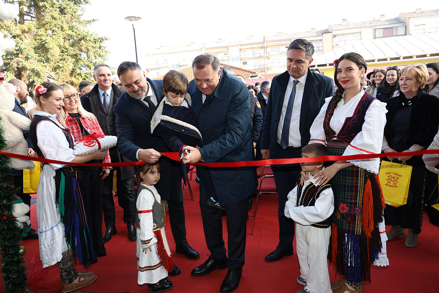 ДЕРВЕНТА, 15. ДЕЦЕМБРА /СРНА/ - У Дервенти је данас отворен дограђени дио вртића "Трол" за шта је обезбијеђено 1,3 милиона КМ. Вртић су отворили министар просвјете и културе Републике Српске Боривоје Голубовић, градоначелник Дервенте Игор Жунић и лидер СНСД-а Милорад Додик./Фото - Борислав Здриња/