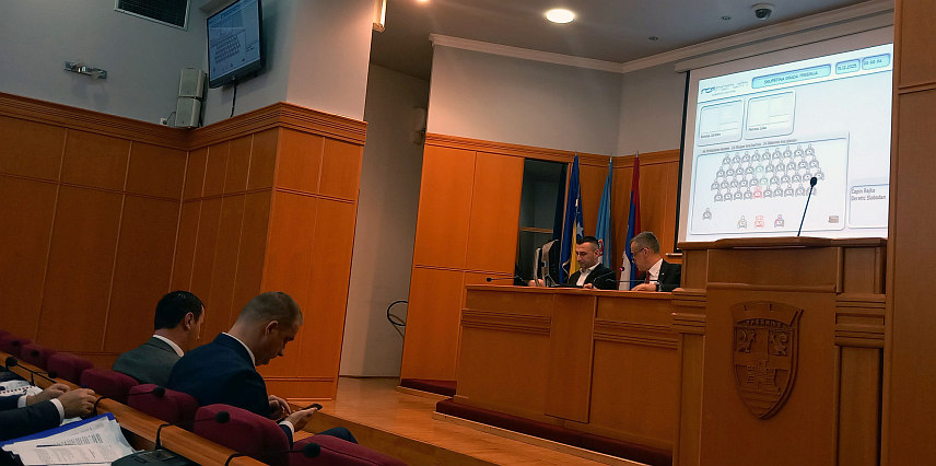 ТРЕБИЊЕ, 15. ДЕЦЕМБРА /СРНА/ - Одборници Скупштине града Требиња усвојили су данас одлуку о дугорочном кредитном задужењу од осам милиона КМ за финансирање капиталних инвестиција.